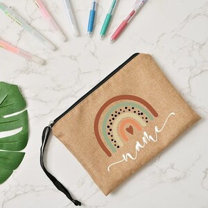 Borsa personalizzata Ritorno a scuola Borsa da toilette da viaggio Custodia con cerniera Organizer da toilette con nome personalizzato Borsa arcobaleno immagine 10