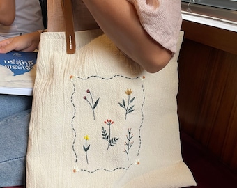 Bolsa de tela color crema bordada hecha a mano