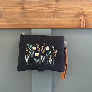 Clutch - Bolso de algodón con cremallera - Monedero - Monedero bordado - Bolso pequeño con cremallera - Clutch negro - Pulsera de cuero - Flores bordadas - 15 x 20 cm