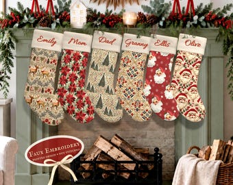 Puede incluir: Seis calcetines navideños con puños blancos, cada uno personalizado con nombres en letra roja: Emily, Mom, Dad, Granny, Ellis y Olive. Los calcetines presentan patrones variados que incluyen ciervos, flores de pascua, pinos, motivos florales y caras de Papá Noel.