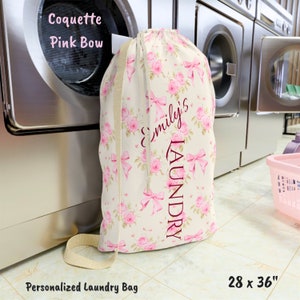 Coquette Campsite Benutzerdefinierte Wäschesack, College Sorority Freshman Girl Pink Bow, personalisiertes Mädchengeschenk, großer Kordelzug Canvas Wäschesack