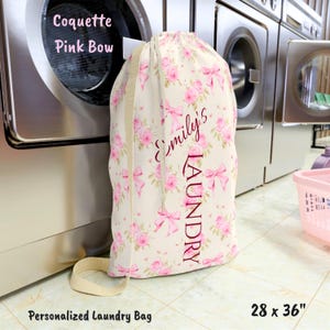 Bolsa de lavandería personalizada Coquette Campus para chicas de primer año de hermandad universitaria con lazo rosa, regalo personalizado para niñas, bolsa de lavandería grande de lona con cordón