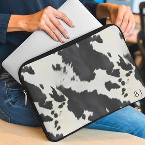 Custodia per laptop in pelle di mucca personalizzata alla moda, elegante regalo da ufficio per cowgirl, ritorno a scuola, moda western, copertina in bianco e nero, tappetino per mouse, casa