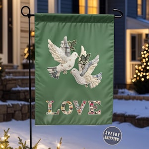 Peut inclure: Un drapeau de jardin vert avec deux colombes blanches aux ailes à motifs et une branche de feuilles. Le mot "LOVE" est affiché dans un motif patchwork. Un article décoratif pour les espaces extérieurs.