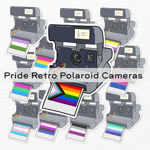 Puede incluir: Nueve cámaras Polaroid retro con diferentes banderas del orgullo saliendo de la ranura de la película. Las banderas son bisexual, transgénero, lesbiana, no binaria, pansexual, genderfluid, asexual e intersexual.