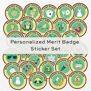 Può includere: Un set di 24 adesivi rotondi per badge di merito con vari disegni e testi. Gli adesivi sono gialli, verdi e rossi con testo bianco. Il testo sugli adesivi include "Dancing Queen", "Event MVP", "Resident Mixologist", "Card Shark", "Brunch Boss", "Fashion Icon", "Night Owl", "Early Bird", "Crafty Pants", "Mosquito Magnet", "Documentarian", "Gratitude Guru", "Bean-Up Crusader", "Bride to Be", "Trivia Titan", "Rally Rockstar", "Master Chef", "Frostbite Fighter", "Layer Lover", "Karaoke Star", "Storyteller", "Dessert Dynamo", "Fireside Friend", "Polar Plunger", "Wildlife Whisperer", "S'more Support" e "Bonfire Bond".