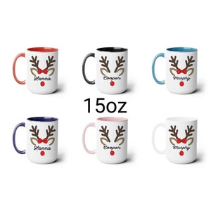 Puede incluir: Seis tazas de cer&aacute;mica blanca de 15 oz con dise&ntilde;os de cara de reno. Cada taza tiene un interior y un asa de diferente color: rojo, negro, azul, rosa y blanco. Las tazas est&aacute;n personalizadas con nombres como Hanna, Cooper y Murphy.