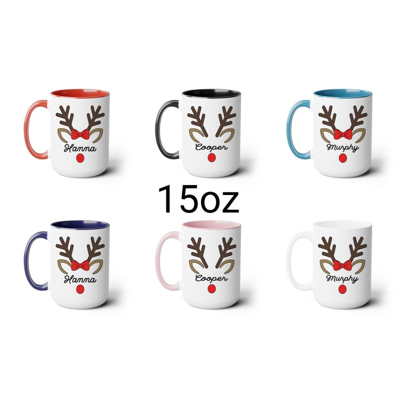 Puede incluir: Seis tazas de cer&aacute;mica blanca de 15 oz con dise&ntilde;os de cara de reno. Cada taza tiene un interior y un asa de diferente color: rojo, negro, azul, rosa y blanco. Las tazas est&aacute;n personalizadas con nombres como Hanna, Cooper y Murphy.