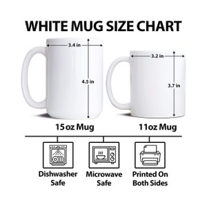 Puede incluir: Tabla de tallas de tazas blancas que muestra dos tazas de cer&aacute;mica blancas. La taza m&aacute;s grande mide 11,4 cm de alto y 8,6 cm de ancho, etiquetada como una taza de 15 oz. La taza m&aacute;s peque&ntilde;a mide 9,4 cm de alto y 8,1 cm de ancho, etiquetada como una taza de 11 oz. Los iconos indican que son aptas para lavavajillas y microondas, e impresas por ambas caras.