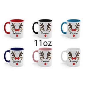 Puede incluir: Seis tazas de cer&aacute;mica blanca de 312 g con dise&ntilde;os de cara de reno. Cada taza tiene un interior y un asa de diferente color: rojo, negro, azul, marino, rosa y blanco. Las tazas presentan una cara de reno con pajarita y un nombre.