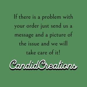 Puede incluir: Fondo verde con texto blanco: &laquo;Si hay alg&uacute;n problema con tu pedido, env&iacute;anos un mensaje y una foto del problema y nos encargaremos de ello&raquo;. El texto &laquo;Candid Creations&raquo; est&aacute; escrito en cursiva.