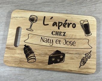 Planche apéro personnalisée en bois 30x20cm avec gravure laser "L'apéro chez + 1 ou 2 prénoms".