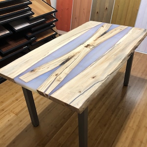 Tavolo in legno d'ulivo con resina epossidica - Mobili in resina