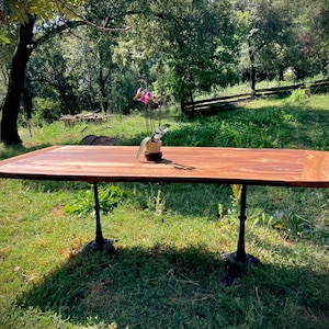 Massief houten tafel gemaakt in Frankrijk