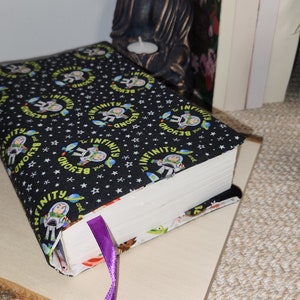 Book cover, adjustable book cover, book protector, buzz, cotton, gift idea, integrated bookmark