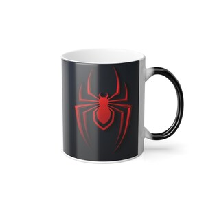 Taza de color cambiante Spider Neon City / Arte de Spider-Man revelado por calor imagen 8