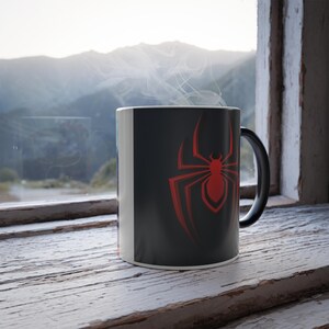 Taza de color cambiante Spider Neon City / Arte de Spider-Man revelado por calor imagen 11
