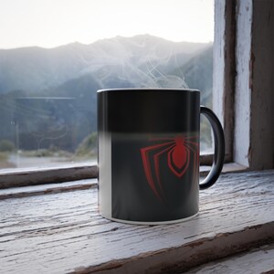 Taza de color cambiante Spider Neon City / Arte de Spider-Man revelado por calor imagen 12