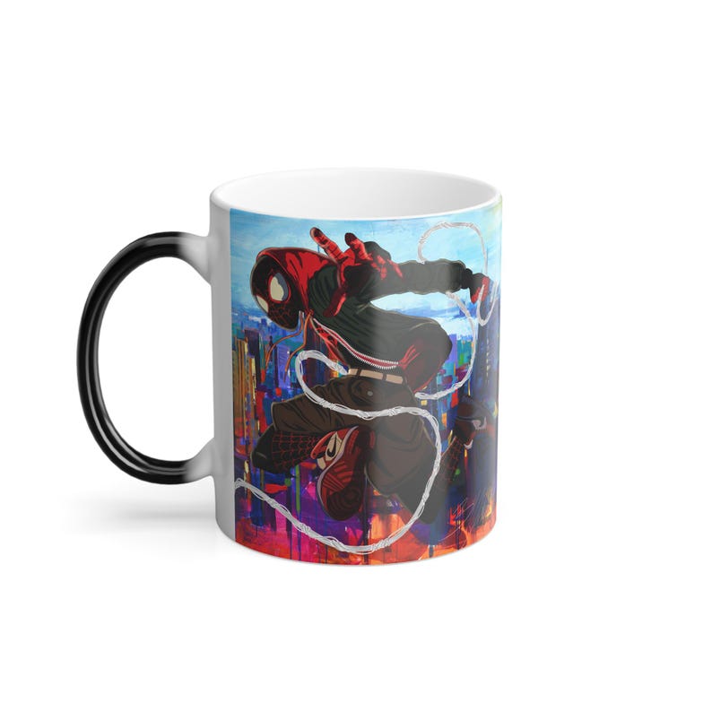 Taza de color cambiante Spider Neon City / Arte de Spider-Man revelado por calor imagen 1