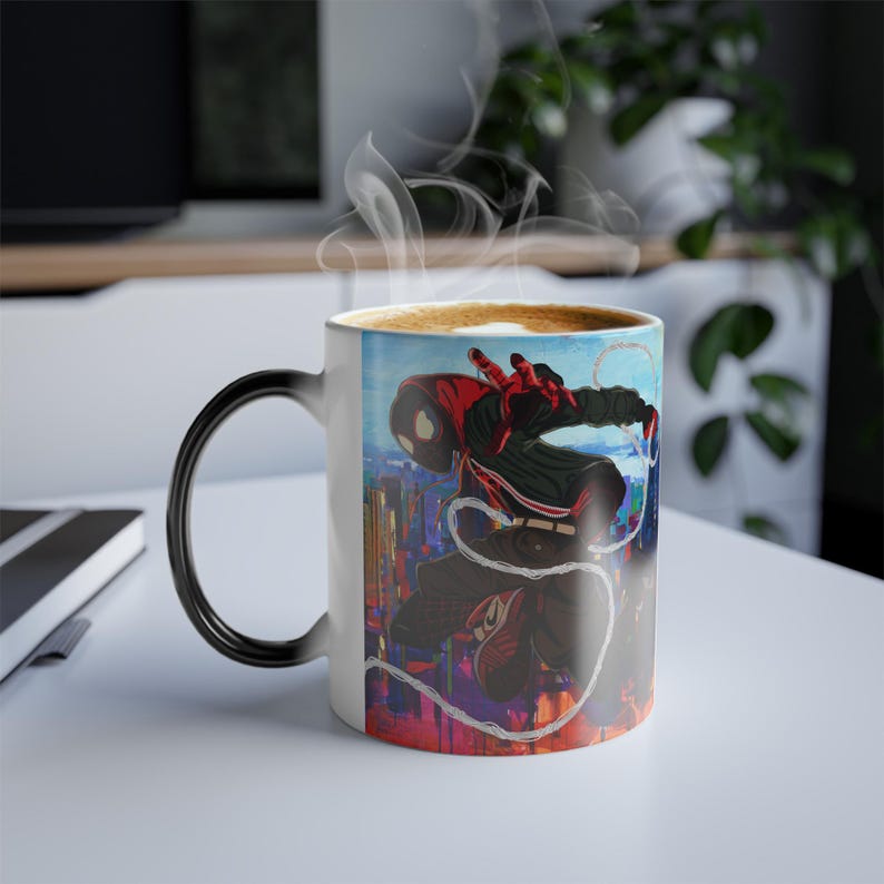Taza de color cambiante Spider Neon City / Arte de Spider-Man revelado por calor imagen 10