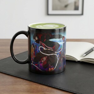 Taza de color cambiante Spider Neon City / Arte de Spider-Man revelado por calor imagen 3