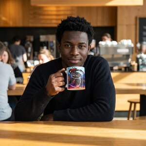 Taza de color cambiante Spider Neon City / Arte de Spider-Man revelado por calor imagen 4