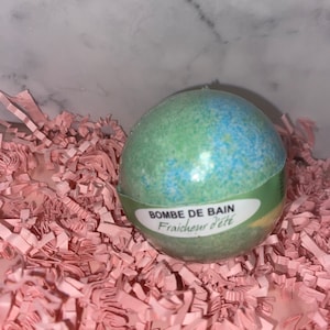 Effervescent bath bomb image 1