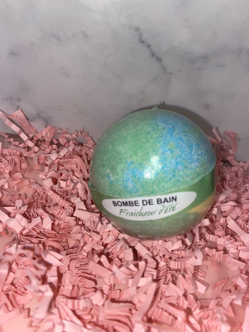 Effervescent bath bomb image 1