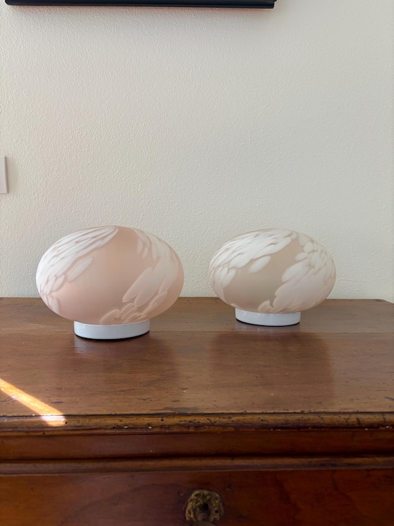 Bella lampada da tavolo in vetro  di Murano color ambra, realizzata a mano dai maestri vetrai di Murano