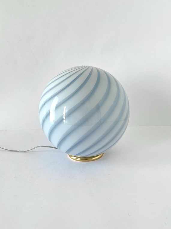 Lampada da tavolo in vetro di Murano: un capolavoro di stile e artigianalità
