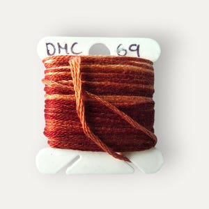 Pode incluir: Um conjunto de três canecas de cerâmica com acabamento fosco e salpicado. As canecas são em tons de creme, cinza claro e cinza escuro. Cada caneca tem um design simples e minimalista.