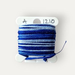 Hilo azul jaspeado Anchor 1210 para bordado a mano o punto de cruz
