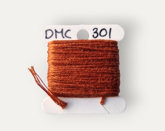 Hilo de algodón trenzado marrón DMC 301 para bordado a mano o punto de cruz.