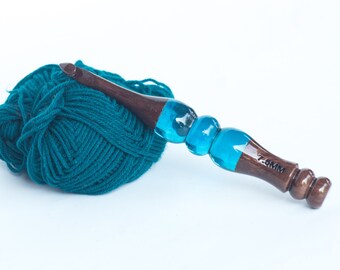 Epoxy Resin and Rosewood mix crochet hooks Handcrafted ergonomic handle crochet hook 3mm to 16mm Wooden Yarn Crochet Hooks Knitting Crochet