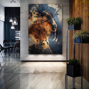 Könnte beinhalten: Abstrakter Kunstdruck mit einer Nahaufnahme eines Baumstamms mit einem kreisförmigen Muster in Braun-, Gold- und Blautönen. Der Druck ist gerahmt und hängt an einer Wand in einem modernen Wohnzimmer.