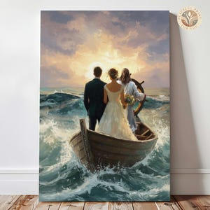 Könnte beinhalten: Leinwanddruck, der ein Paar in einem Boot mit einer Figur am Steuer vor einer Meereslandschaft mit Sonnenuntergang zeigt. Das Paar ist in Hochzeitskleidung gekleidet. Das Kunstwerk weist eine warme Farbpalette aus Blau-, Gelb- und Brauntönen auf.