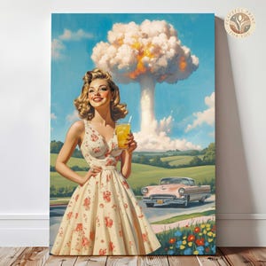Könnte beinhalten: Ein vertikaler Wandkunstdruck mit einer lächelnden Person mit blondem Haar, die ein cremefarbenes Kleid mit rotem Blumenmuster trägt. Die Person hält ein gelbes Getränk. Im Hintergrund steht ein rosa Oldtimer vor einer Atompilzwolke.