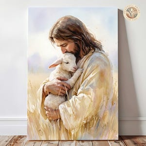 Könnte beinhalten: Aquarellmalerei einer Figur in weißem Gewand, die ein weißes Lamm umarmt. Die Figur hat lange braune Haare und einen Bart, das Lamm schmiegt sich in ihren Armen an. Der Hintergrund zeigt hohes, goldenes Gras und einen weichen, lichtdurchfluteten Himmel. Das Kunstwerk ist signiert "Peaceful Print For You".
