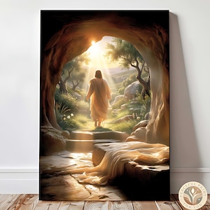 Könnte beinhalten: Gerahmter Kunstdruck, der eine Figur in einem Gewand zeigt, die auf Sonnenlicht aus einer Höhle zugeht. Die Szene spielt in einer Naturlandschaft mit Steinstufen und Grün, was ein Gefühl von Hoffnung und Spiritualität erzeugt. Das Kunstwerk hat einen warmen, goldenen Farbton.