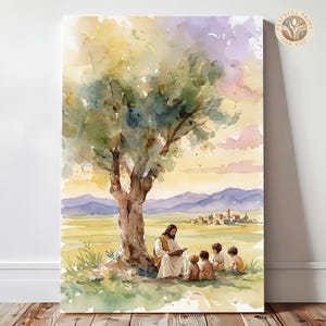 Könnte beinhalten: Aquarelldruck, der eine religiöse Szene darstellt. Eine Figur in weißen Gewändern liest Kindern unter einem großen Baum vor. Der Hintergrund zeigt ein Dorf, Berge und einen farbenfrohen Himmel. Der Druck hat einen weichen, künstlerischen Stil.