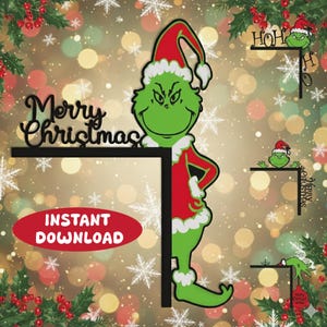 Puede incluir: Un personaje verde de Grinch con un traje de Papá Noel rojo y blanco, con las palabras "Merry Christmas" y "Instant Download". La imagen tiene un tema festivo navideño con copos de nieve y acebo.
