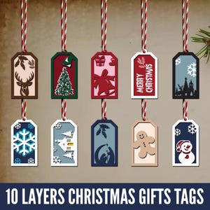 Könnte beinhalten: Eine Sammlung von zehn mehrschichtigen Weihnachtsgeschenkanhängern. Jeder Anhänger zeigt ein einzigartiges Design, darunter ein Rentier, ein Weihnachtsbaum, ein Geschenk, eine Glocke, eine Schneeflocke, eine Kirche, ein Lebkuchenmann und ein Schneemann. Aufgehängt mit rot-weißem Garn.