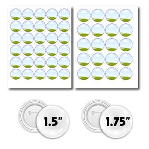 Può includere: Due fogli di adesivi con un cielo blu e un paesaggio verde. Sono mostrati due bottoni bianchi, uno di 3,8 cm e l'altro di 4,4 cm di diametro. I bottoni hanno uno sfondo bianco e testo nero.