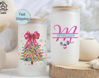 Idea de regalo de Navidad personalizado para ella, vaso de cristal con monograma y árbol de Navidad rosa, taza de café helado personalizada para un compañero de trabajo, regalo para un profesor.