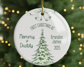 Adorno navideño para mamá y papá, idea de regalo de recuerdo para la primera Navidad de una familia de tres para nuevos padres.