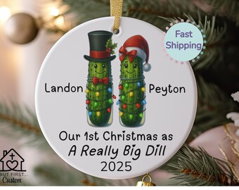 Adorno de compromiso para nuestra primera Navidad. Regalo de recuerdo para la primera Navidad juntos de nuestra nueva pareja. Adorno de compromiso personalizado para el Sr. y la Sra.