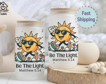 Vaso de vidrio con versículo bíblico personalizado "Sé la luz", idea de regalo cristiano, taza de café helado con sol, versículo bíblico Mateo 5:14
