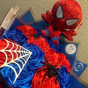 Spiderman Stofftier 12 Ewiger Rosenstrauß, ewiger Blumenstrauß, für immer Rosen, Rosen, Blumen, für immer Blumen, Satinband.