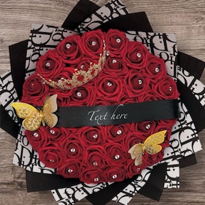 Foam Rose Eternal Bouquet: Personalisierbares Band, Schmetterlinge & Krone