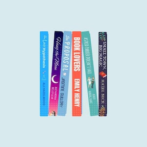 Peut inclure: Une pile de six livres broch&eacute;s aux couvertures color&eacute;es. Les titres sont "The Love Hypothesis", "Having the Moon", "The Proposal", "Book Lovers", "Astrid Parker Doesn't Fail", et "Small Town, Big Magic".